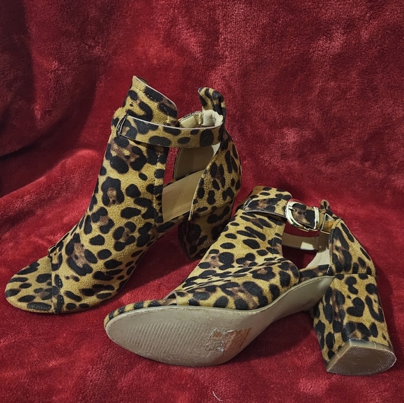 Brown Leopard peep toe booties by Lov Mark - Picture 4 of 6